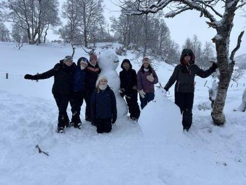 Her har nokre jenter laga snømenn.